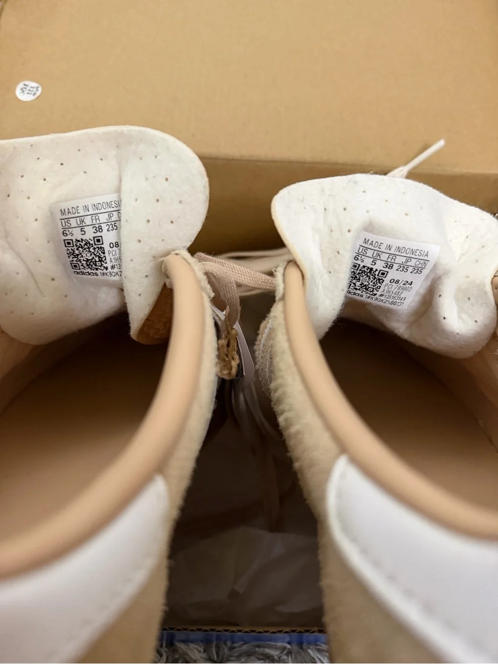 adidas gazelle Beige and White Suede Low-Top Sneakers like new worn only one